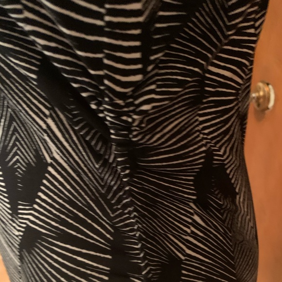 Black and White blouse with cap sleeves - Picture 2 of 6